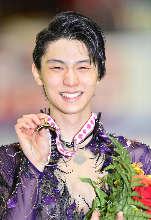 スケートカナダで優勝し、笑顔でメダルを手にする羽生（撮影・菅敏）