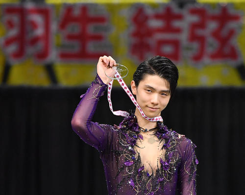 スケートカナダで優勝し、笑顔でメダルを手にする羽生（撮影・菅敏）