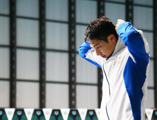 男子400メートル個人メドレーで優勝した瀬戸は世界記録にわずかに及ばず悔しそうな表情で表彰台に向かう（撮影・足立雅史）