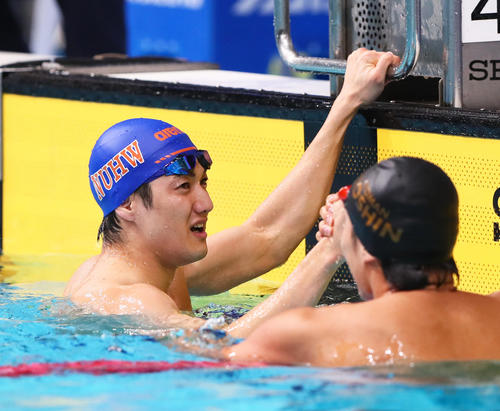 男子50メートル自由形決勝で自らが予選で更新した日本記録をさらに塗り替え20秒95で優勝した松井（左）（撮影・足立雅史）