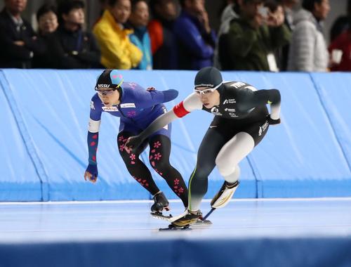 女子1000メートルで小平（右）と同走し競り勝つ高木美（撮影・黒川智章）