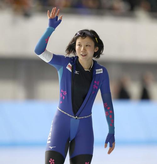 女子1000メートルで優勝し観客の声援に応える高木美（撮影・黒川智章）