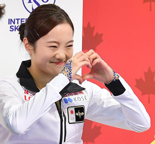スケートカナダ・女子フリーの演技を終え、キスアンドクライでハートマークを作る本田（撮影・菅敏）