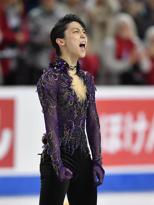 スケートカナダ・男子フリーで演技を終え、雄たけびを上げる羽生（撮影・菅敏）