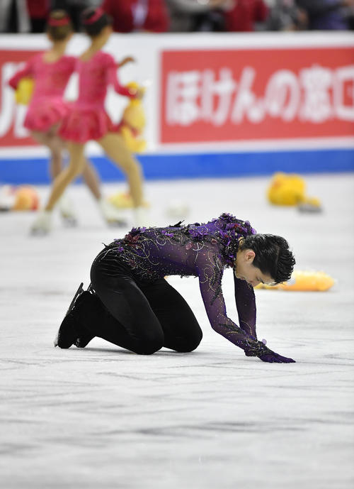スケートカナダ・男子フリーの演技を終え、リンクを触る羽生（撮影・菅敏）