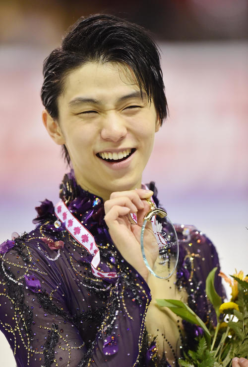 スケートカナダで優勝し、笑顔でメダルを手にする羽生（撮影・菅敏）