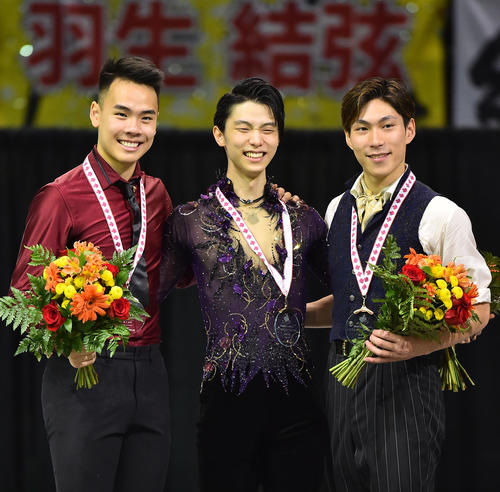 スケートカナダで優勝し、2位のグエン（左）、3位の田中（右）と記念写真に納まる羽生（撮影・菅敏）