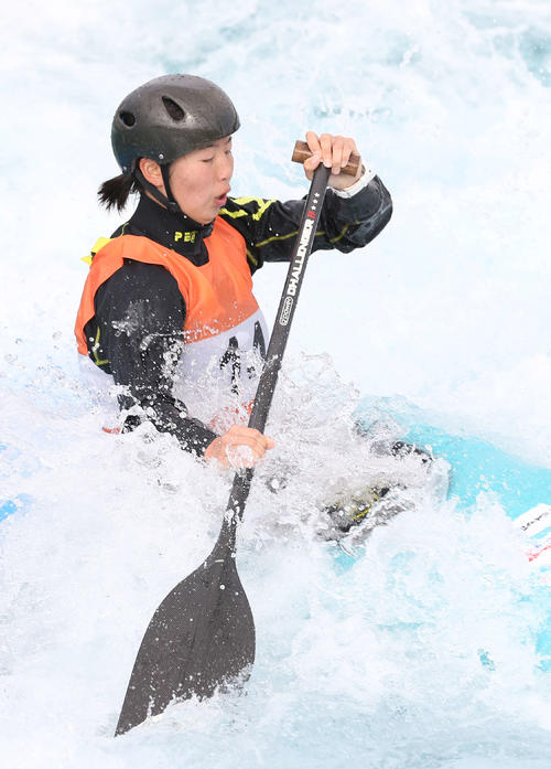 女子カナディアンシングル準決勝で懸命にゴールを目指す佐藤（撮影・河野匠）
