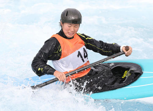 女子カナディアンシングル準決勝で険しい表情を見せる佐藤（撮影・河野匠）