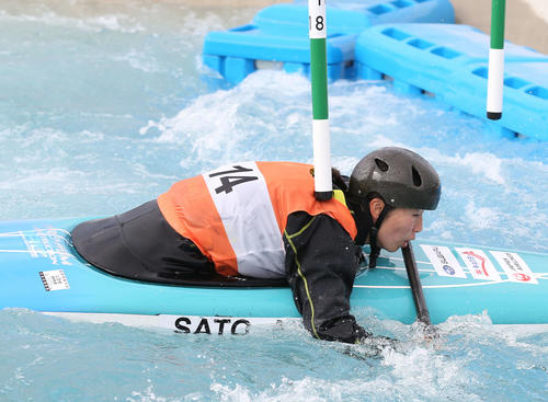 女子カナディアンシングル準決勝でゲートに体が触れ、ペナルティとなる佐藤（撮影・河野匠）