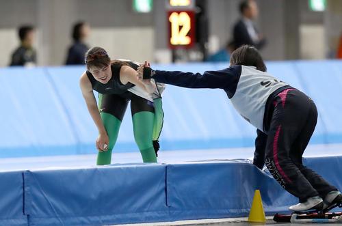 女子5000メートルで優勝したウィリアムソン・レミは関係者とハイタッチする（撮影・黒川智章）