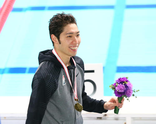 男子200メートル個人メドレーで優勝しファンの声援に笑顔を見せる萩野（撮影・足立雅史）