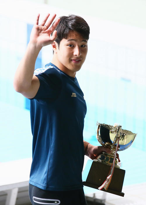 大会優秀選手に選ばれた瀬戸はスタンドの声援に手を振って応える（撮影・足立雅史）