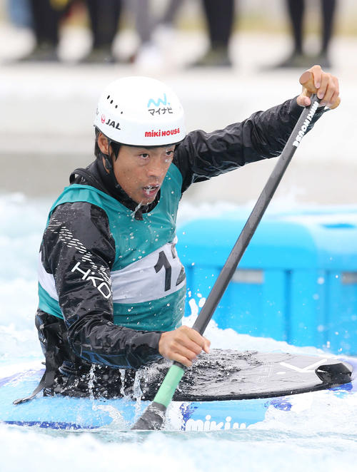 男子カナディアンシングル準決勝で水しぶきを上げながら懸命にゴールを目指す羽根田（撮影・河野匠）