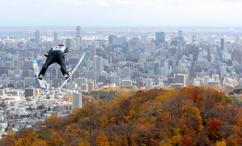 紅葉色づく札幌の街並みに向かって試技を飛ぶ高梨（撮影・佐藤翔太）