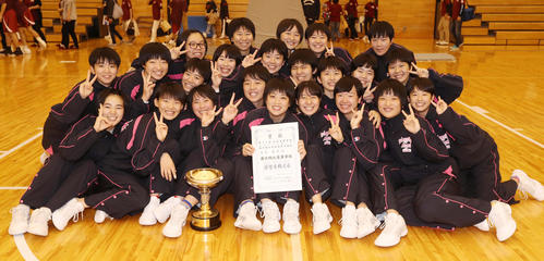 11連覇を達成し喜ぶ湯沢翔北の選手たち（撮影・野上伸悟）