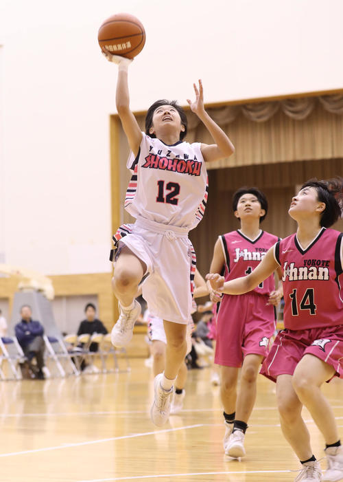 湯沢翔北対横手城南　シュートを決める湯沢翔北・藤原（左）