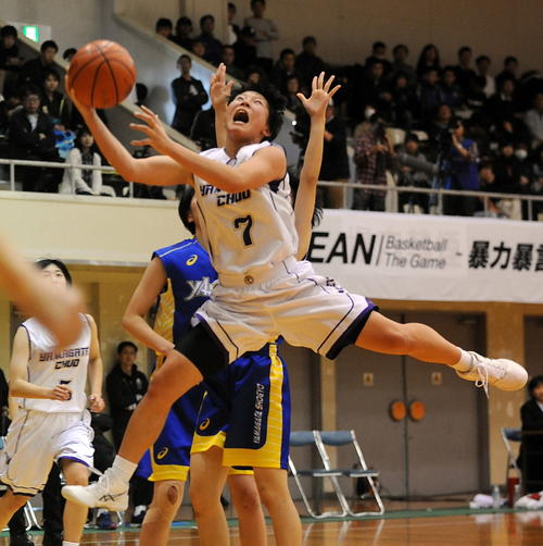 山形中央対山形商　第2Q、山形中央はエース島村がゴール下に切り込み、相手ファウルを誘う（撮影・佐々木雄高）