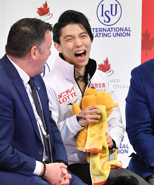 スケートカナダ・男子フリーの演技を終え、キスアンドクライで得点を聞き、満面の笑みを浮かべる羽生（撮影・菅敏）