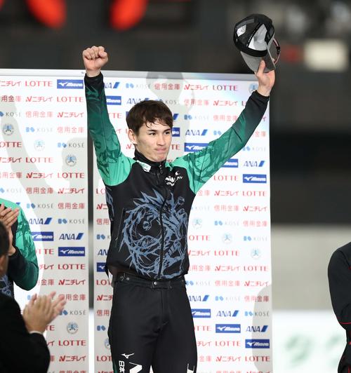 男子1500メートルで優勝し表彰台でガッツポーズのウイリアムソン師円（撮影・黒川智章）