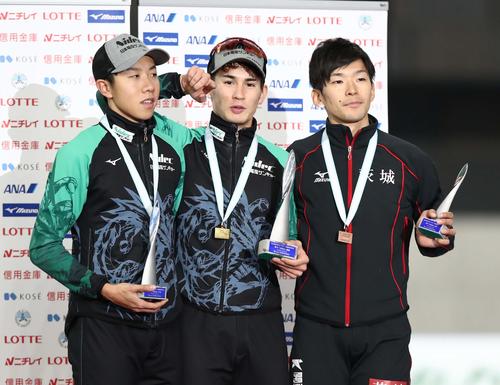 男子1500メートルで優勝したウイリアムソン師円（中央）。左は2位土屋陸、右は3位小田（撮影・黒川智章）