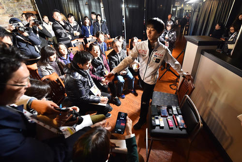 スケートカナダ優勝から一夜明け、会見に臨む羽生（撮影・菅敏）