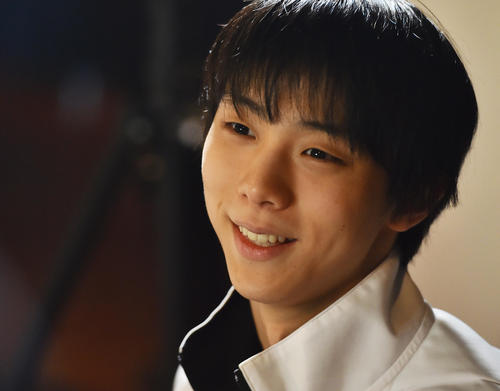 スケートカナダ優勝から一夜明け、会見で記者の質問に答える羽生（撮影・菅敏）