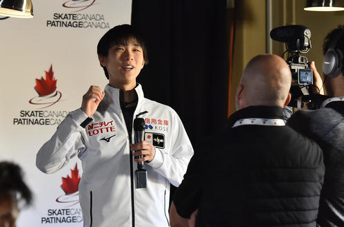 スケートカナダ優勝から一夜明け、カメラに向かって笑顔で話す羽生（撮影・菅敏）