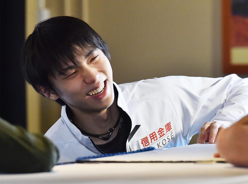 スケートカナダ優勝から一夜明け、関係者と笑顔で話す羽生（撮影・菅敏）