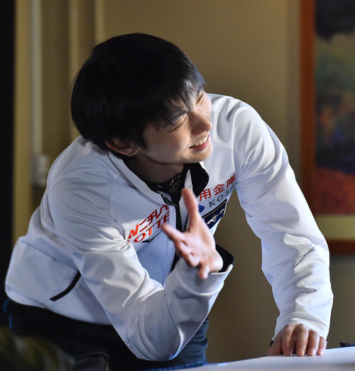 スケートカナダ優勝から一夜明け、関係者と笑顔で話す羽生（撮影・菅敏）