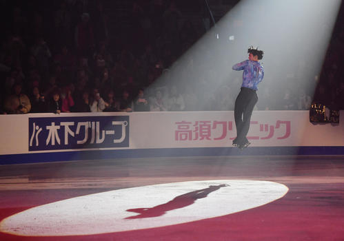 フィナーレで豪快にジャンプする羽生（撮影・菅敏）