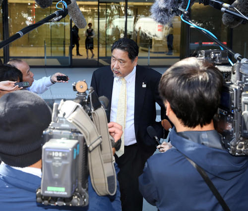 報道陣の質問に答える外部有識者の1人の友添英則氏（撮影・大野祥一）