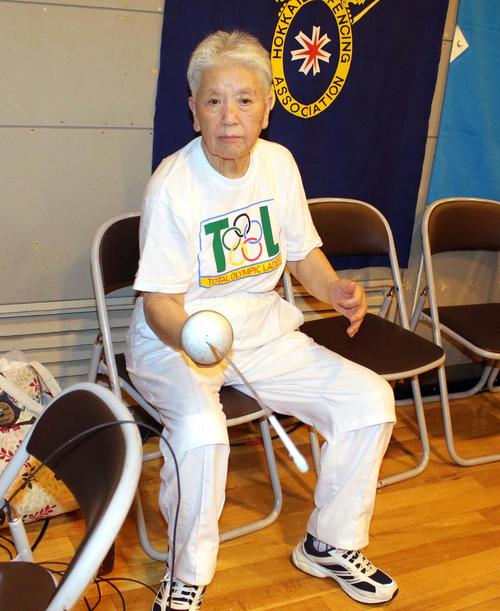 教え子の剣を握りバランスを確認する下野さん（撮影・永野高輔）