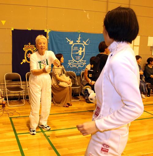教え子と向き合い指導する下野さん（左）（撮影・永野高輔）