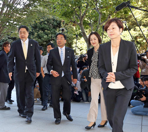 囲み取材を終え、臨時理事会に向かう外部有識者の、左から友添秀則氏、境田正樹氏、井口加奈子氏、山口香氏（撮影・大野祥一）