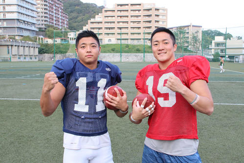 神戸大アメフト部主将のWR中谷建司（左）とQB是澤太朗（右）（撮影・南谷竜則）