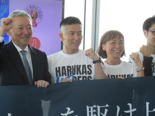 高層ビルを一気に駆け上がる階段垂直マラソン「HARUKASU　SKYRUN」に出場する寺内健（中）