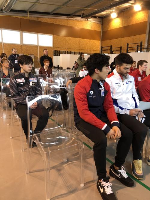 GPフランス杯に臨む宇野昌磨（左）とネーサン・チェン（前列左）（撮影・松本愛香通信員）