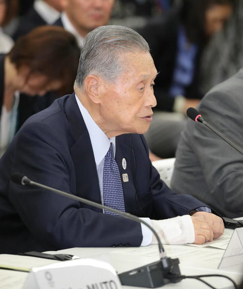 2020年東京五輪のマラソン、競歩の札幌開催案についての4者協議で、発言する国際オリンピック委員会（IOC）調整委員会のジョン・コーツ委員長（奥中央右）＝1日午後0時4分、東京都中央区（代表撮影）