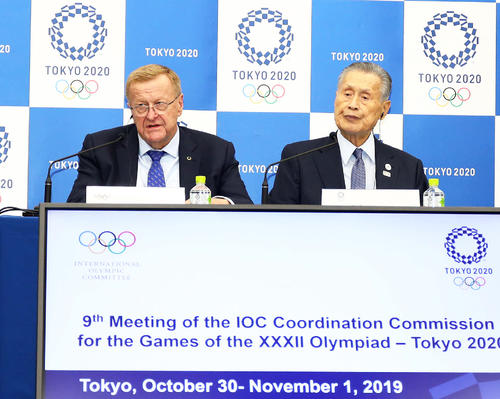4者協議後の会見に臨むIOCコーツ副会長（中央左）と東京五輪組織委員会の森会長（同右）（撮影・河田真司）