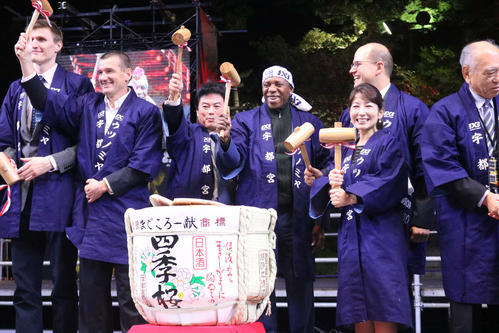 3人制バスケットボールの東京五輪出場国発表イベントで、鏡開きをするハマネ・ニヤン国際バスケットボール連盟会長（左から4人目）