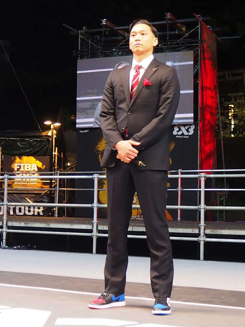 会見で話すバスケ3×3落合知也