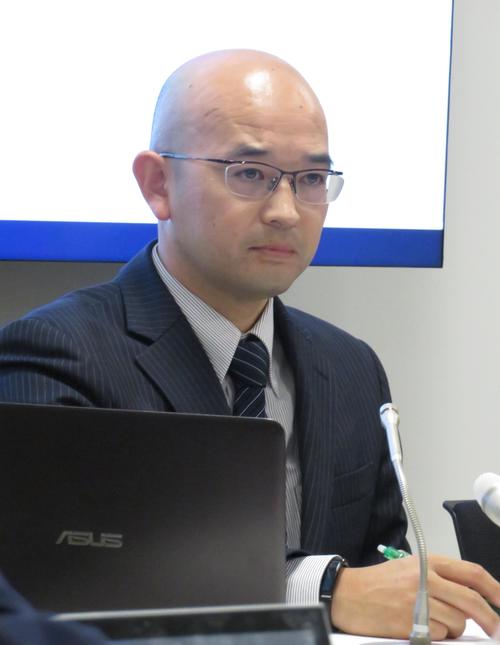 記者会見に出席した安井強化委員長（撮影・峯岸佑樹）