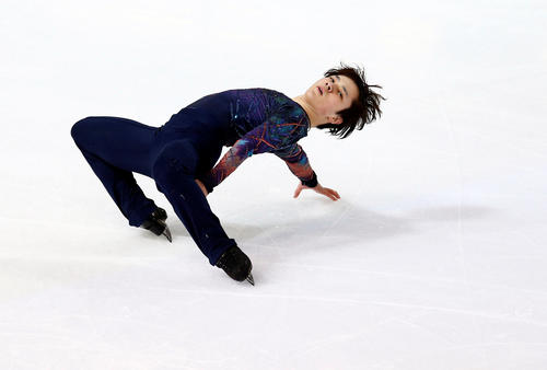 SPの演技をする宇野昌磨（ロイター）