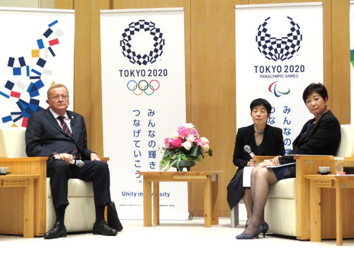 25日、IOC調整委員会のジョン・コーツ委員長（左）の訪問を受けた東京都の小池知事