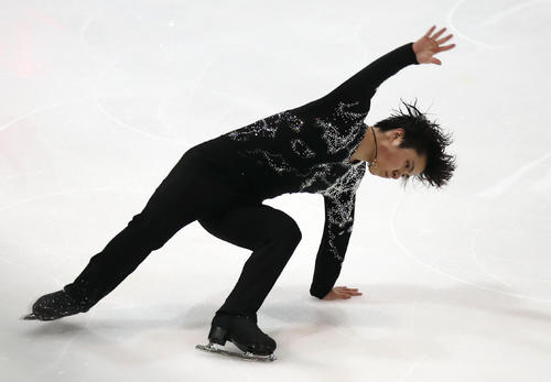 フリーの演技中に手をつく宇野(AP)