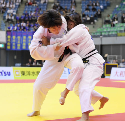 女子78キロ級決勝　和田（右）を攻める梅木（撮影・加藤諒）