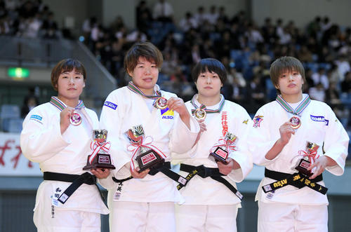 女子78キロ級で優勝し、表彰式で笑顔を見せる梅木（左から2人目）（撮影・加藤諒）