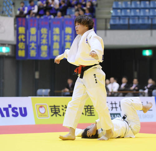 女子78キロ級決勝　和田（下）に小外掛けで一本勝ちした梅木（撮影・加藤諒）