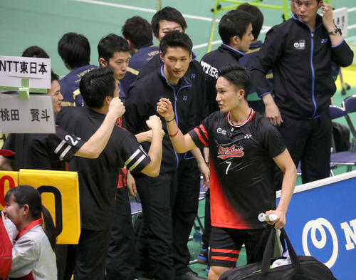 NTT東日本対東北マークス　勝利しチームメートとグータッチを交わすNTT東日本の桃田（右手前）（撮影・佐藤翔太）